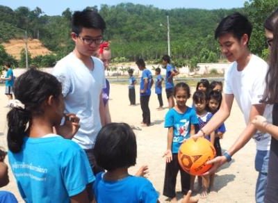 Volunteers at the Burmese Learning Center Kuraburi