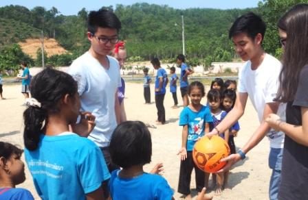 Volunteers at the Burmese Learning Center Kuraburi